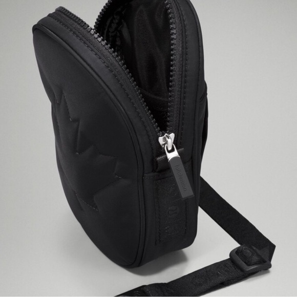 Lululemon Canada Olympics cross body bag - Picture 2 of 2